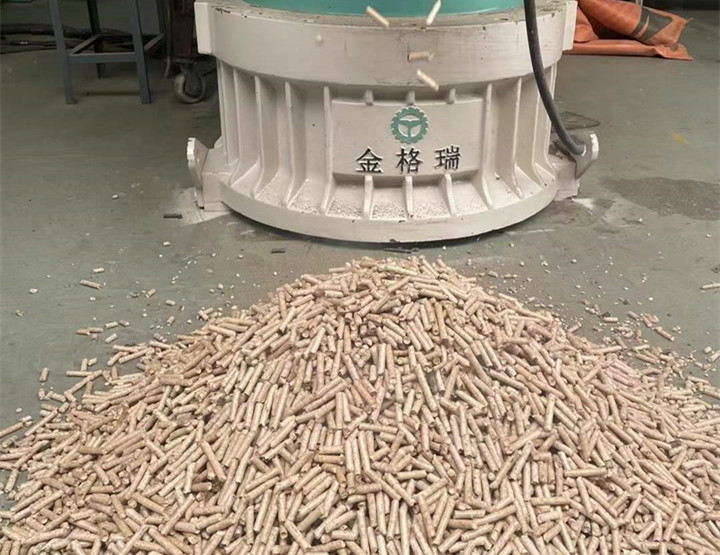 木屑顆粒機加工環(huán)保燃料顆粒，用綠色昭示未來